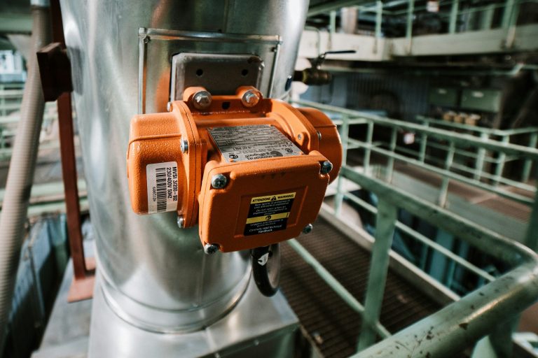 Industriegerät an einer Rohrleitung als Motiv für ATEX und Explosionsschutz