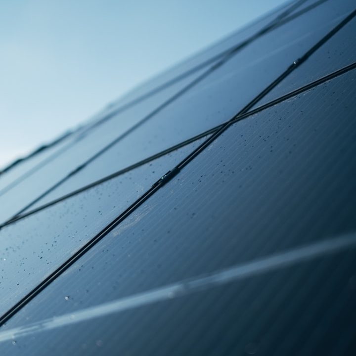Nahaufnahme eines Photovoltaikmoduls mit klarer Struktur und sauberer Oberfläche als Symbol für moderne und effiziente Solartechnik der P.M.