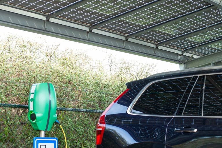 Elektroauto lädt mit Solarstrom unter einer Photovoltaiküberdachung