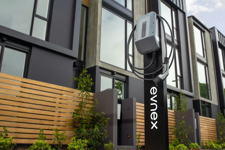 Wallbox und Ladepunkt am Mehrfamilienhaus