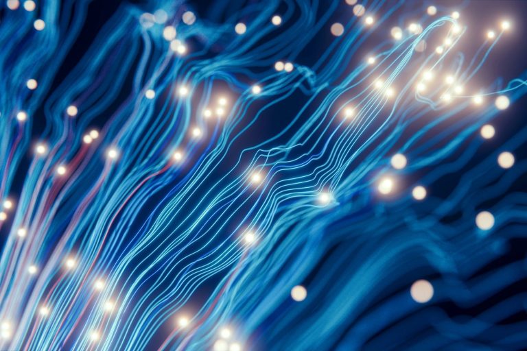 Leuchtende Glasfasern als Symbol für Datentechnik und Netzwerke