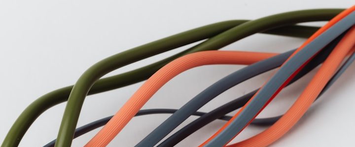 Farbige Elektrokabel als Symbol für moderne Elektrotechnik