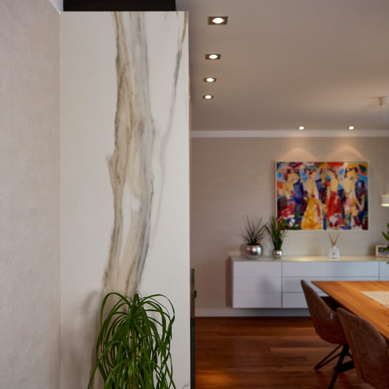 Innenraum mit moderner LED Beleuchtung, warmem Licht und sauberem Design als Beispiel für professionelle Lichtplanung und Umsetzung durch di