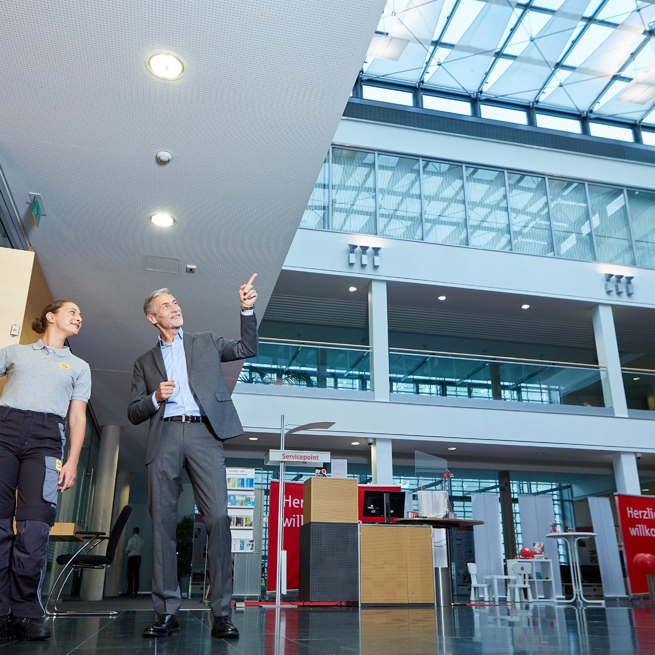 Architekten und Fachplaner besprechen ein Projekt in einem modernen Gebäude als Symbol für professionelle elektrotechnische Unterstützung du