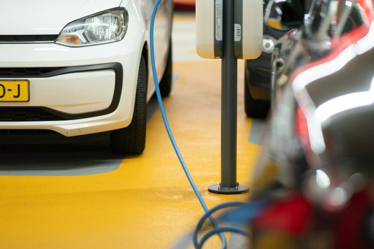 Mehrere Elektrofahrzeuge an Ladepunkten mit Lastmanagement