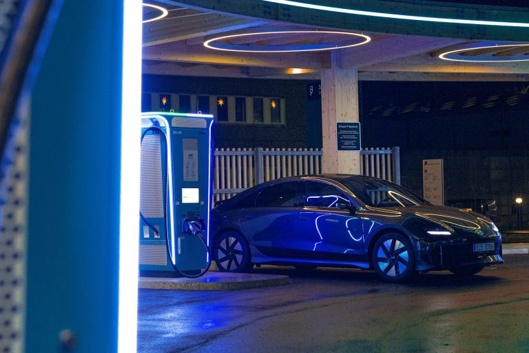 Elektroauto an einer modernen Wallbox