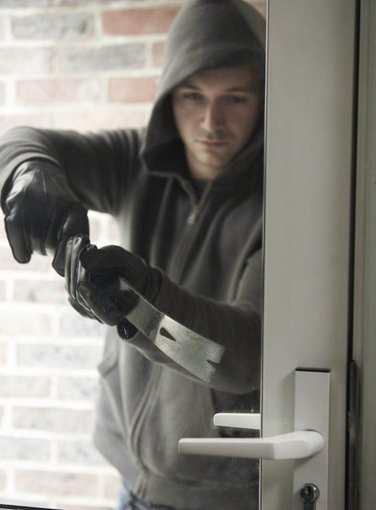 Einbrecher versucht mit Werkzeug eine Haustür aufzuhebeln – Einbruchschutz durch Einbruchmeldeanlagen
