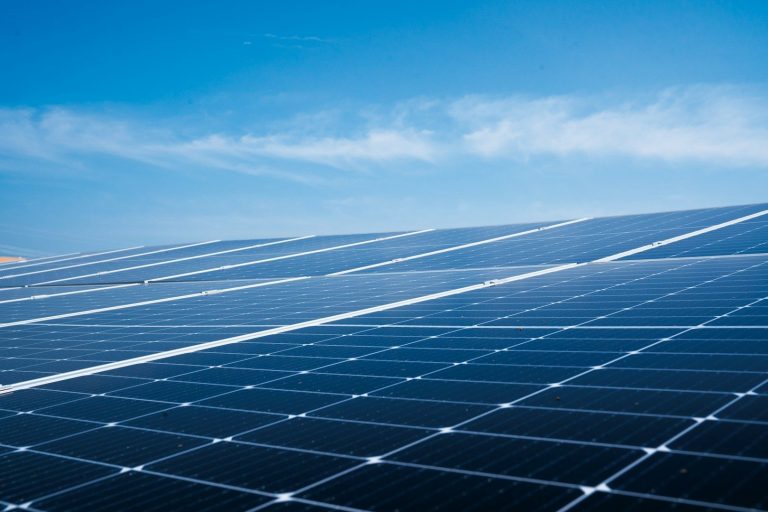 Photovoltaikanlage unter blauem Himmel