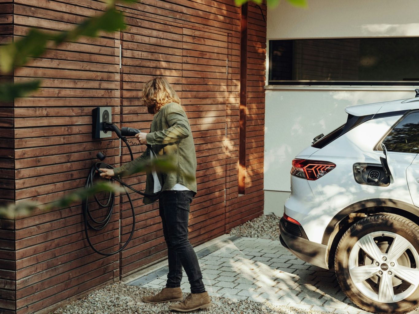 Wallbox an Wohngebäude – Ladeinfrastruktur vom E-Mobilität Fachbetrieb in Königsee