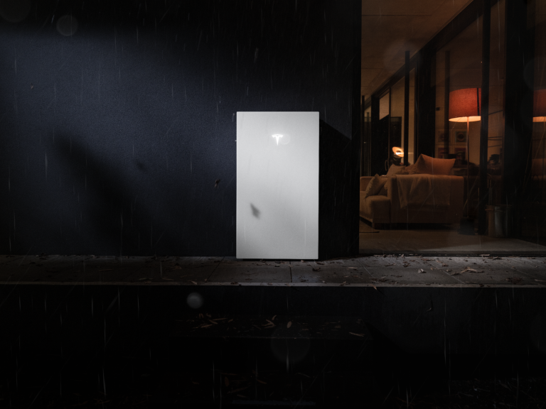 Tesla Powerwall an einem Wohngebäude bei Regen